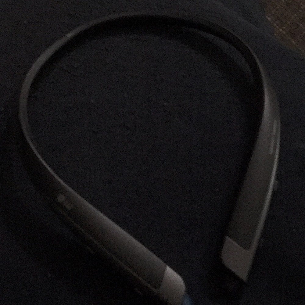 LG BLUTOOTH EARBUDS